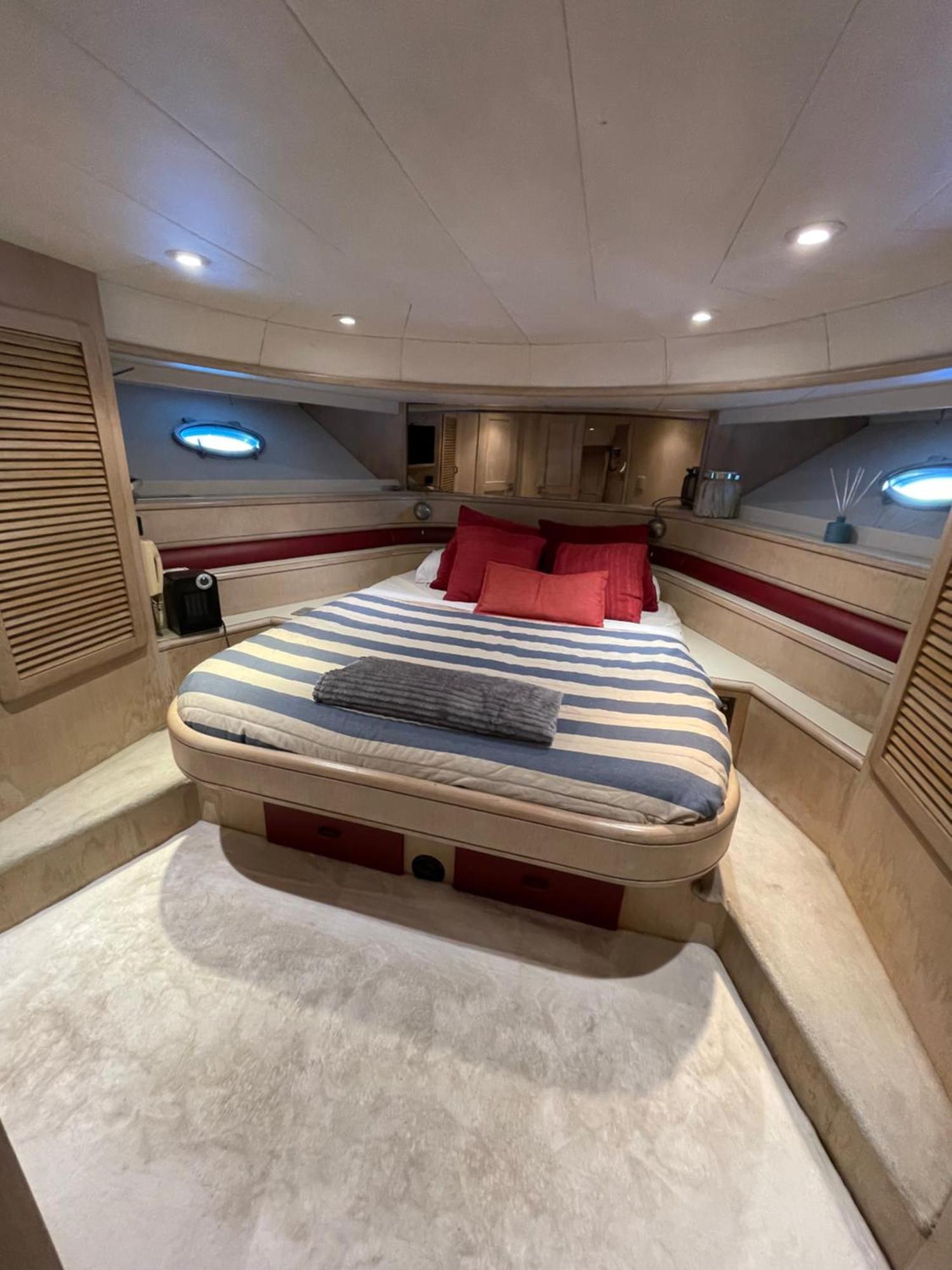 Bateau-hôtel Yate Stv